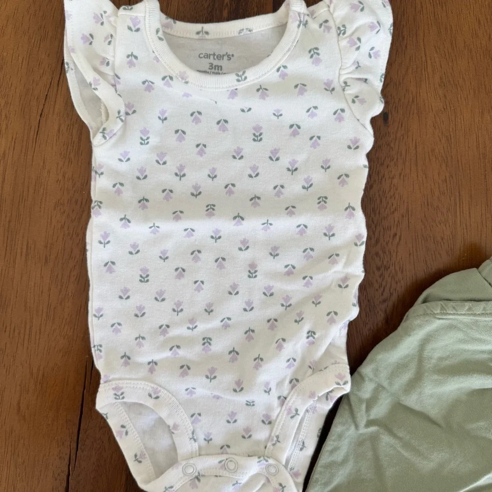 Carter’s Floral Print Bodysuit and Green Matching Pants Set Size 3M